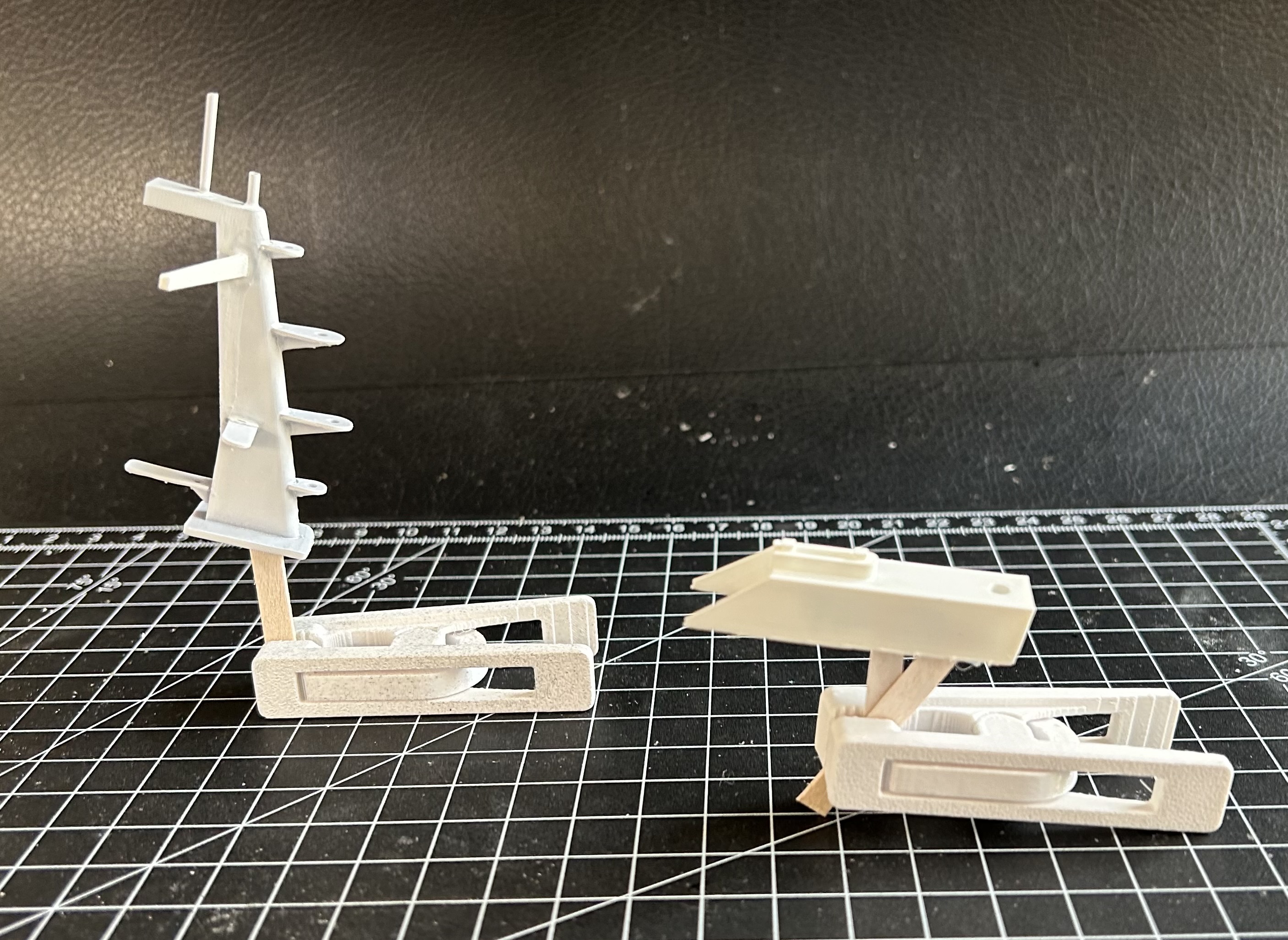 Der Mast montiert und grundiert